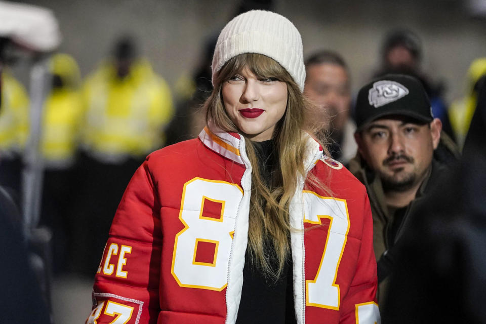 Image: Taylor Swift wears a Kansas City Chiefs tight end Travis Kelce jacket  (Ed Zurga / AP)
