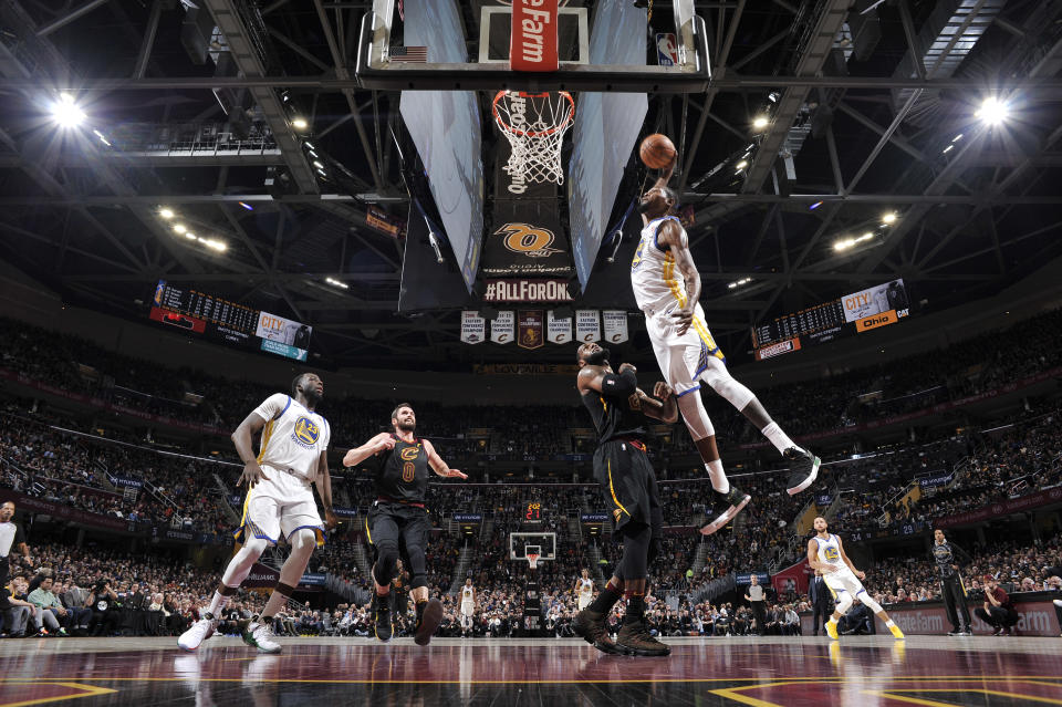 Kevin Durant elevates and detonates as LeBron James watches. (Getty)