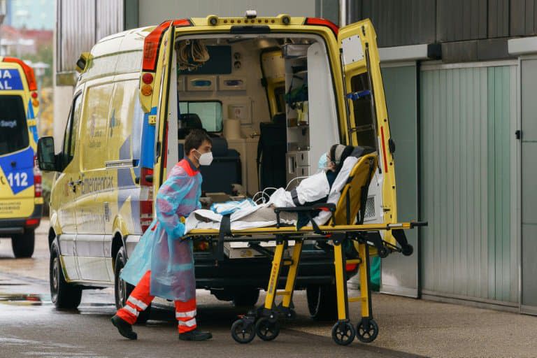 Un infirmier pousse le brancard d'une femme à l'intérieur de l'hôpital de Burgos (Espagne), le 21 octobre 2020 - Cesar Manso © 2019 AFP