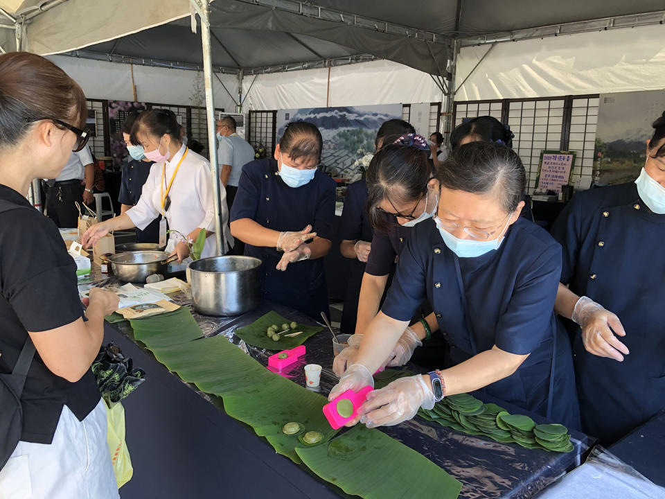 慈濟志工現場用淨斯資糧做茶食，讓民眾品嘗無添加的食物美味。(攝影：張鳳嬌)