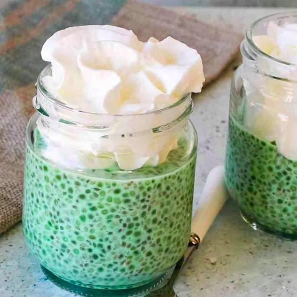 Pudding à la noix de coco, au pandanus et aux graines de chia