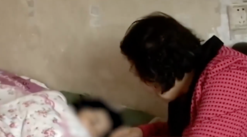 中國大陸江西一名女子車禍後癱瘓，遭到丈夫狠心拋棄。（翻攝自星視頻微博）