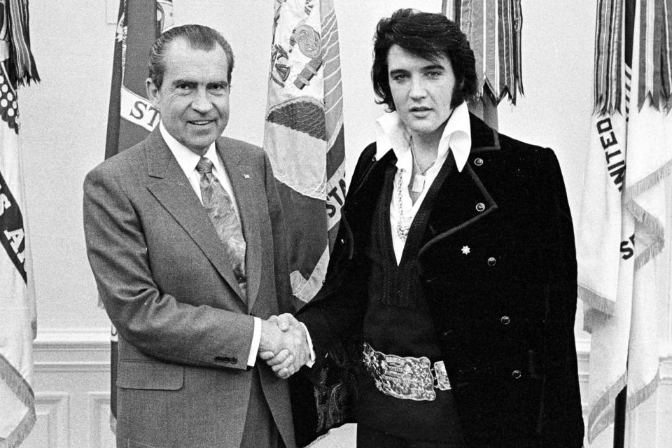 So sahen die beiden bei ihrem Treffen 1971 tatsächlich aus. Man sieht: Ein mehr oder minder gutes Elvis-Kostüm macht für eine Imitation ohnehin schon die Hälfte aus; beim oft karikierten Nixon reichen die Hamsterbacken und der mürrische Blick - und den hatte Spacey absolut drauf. Von der skurrilen Begegnung der beiden widersprüchlichen Persönlichkeiten sind nicht mehr als ein paar Fotografien übrig. (Bild: Getty Images / National Archive)