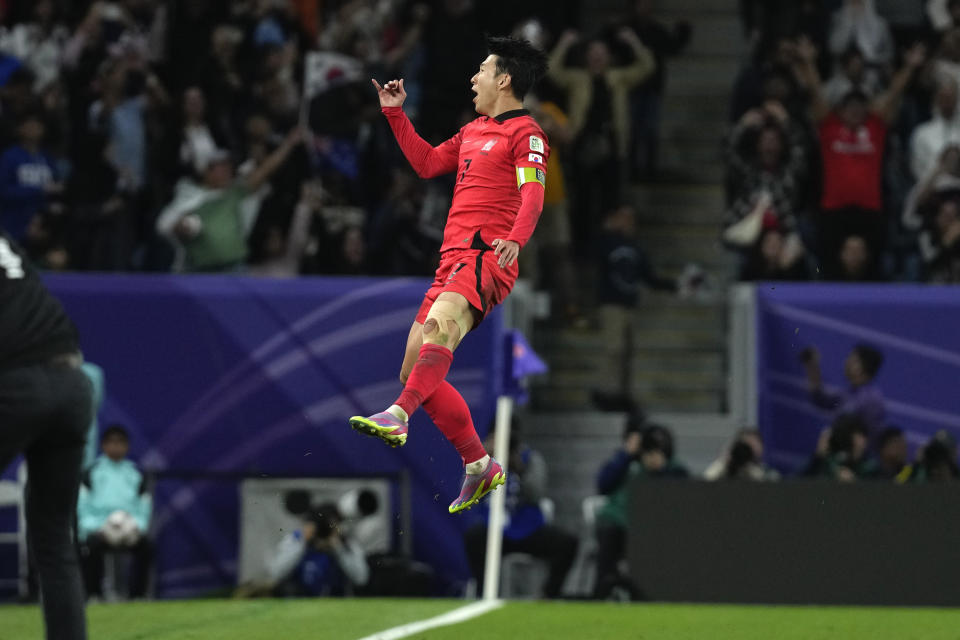 Son Heung-min de Corea del Sur celebra tras anotar el segundo gol de su equipo en el encuentro de cuartos de final de la Copa Asiática ante Australia en el estadio Al Janoub en Al Wakrah, Qatar, el viernes 2 de febrero del 2024. (AP Foto/Thanassis Stavrakis)