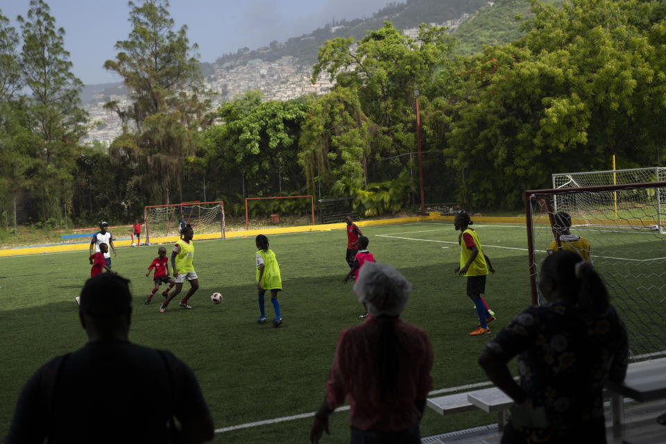 Chicas adolescentes juegan fútbol en la escuela Union de Puerto Príncipe, Haití, el lunes 5 de junio de 2023. (AP Foto/Ariana Cubillos