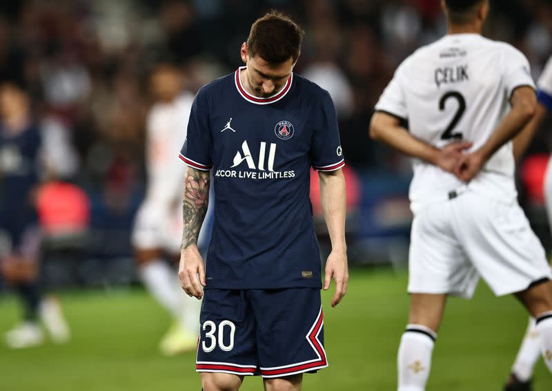 Lionel Messi reaccionar al término del primer tiempo en el partido por la Ligue 1 entre Paris St Germain y Lille, en el Parque de los Príncipes, París, Francia