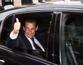 <b>6 mai 2007. Nicolas Sarkozy est élu président de la République.</b> <br> Nicolas Sarkozy (UMP) est élu président de la République au second tour face à Ségolène Royal (PS) avec 53,06% des suffrages. Avant de rejoindre la place de la Concorde à Paris, où l'attendent ses partisans, l'homme fort de l'UMP passe une partie de la soirée dans un restaurant chic parisien, le Fouquet's, ce qui lui vaudra d'être qualifié de président "bling-bling". Au cours de la soirée, partout en France, des mouvements de contestation prennent forment. Certains débordents même en émeutes. AFP