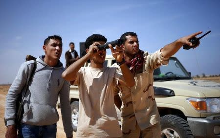 Libya Dawn fighters look at Islamic State militant positions near Sirte March 19, 2015. REUTERS/Goran Tomasevic - RTR4U0VD