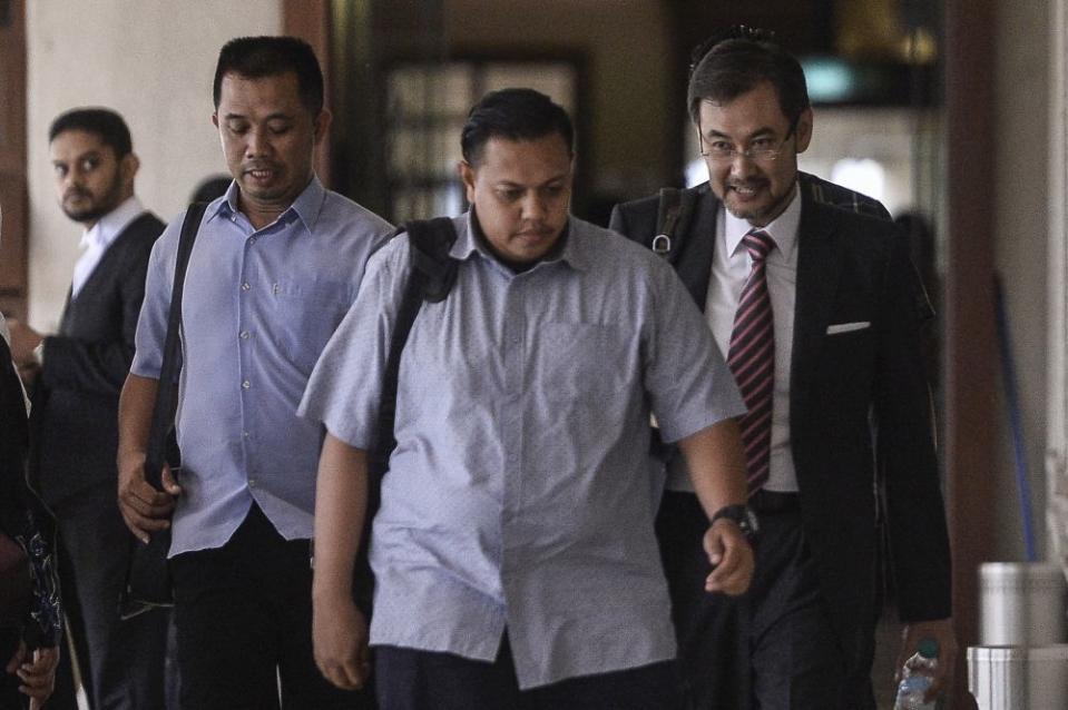 Former 1MDB CEO Datuk Shahrol Azral Ibrahim Halmi (right) is pictured at the Kuala Lumpur High Court October 1, 2019. — Picture by Miera Zulyana