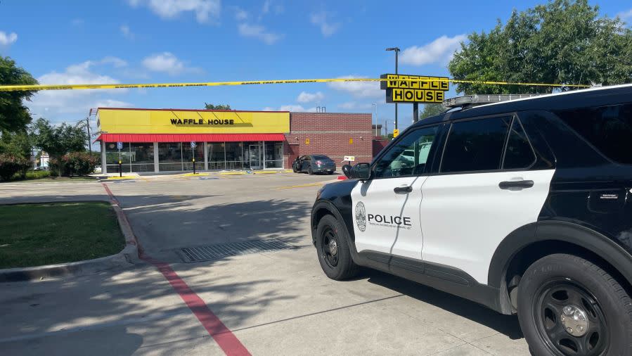 Homicide investigation at northeast Austin Waffle House (KXAN photo/Lauren Ryan)