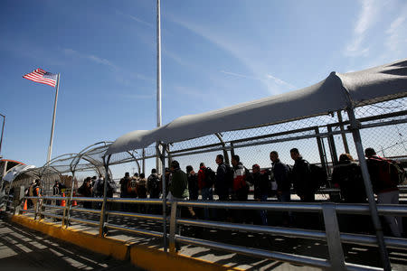 Cuban migrants queue to enter El Paso, Texas, for their appointment to request asylum in the U.S., at the Paso del Norte international border crossing bridge, in Ciudad Juarez, Mexico, April 1, 2019. REUTERS/Jose Luis Gonzalez