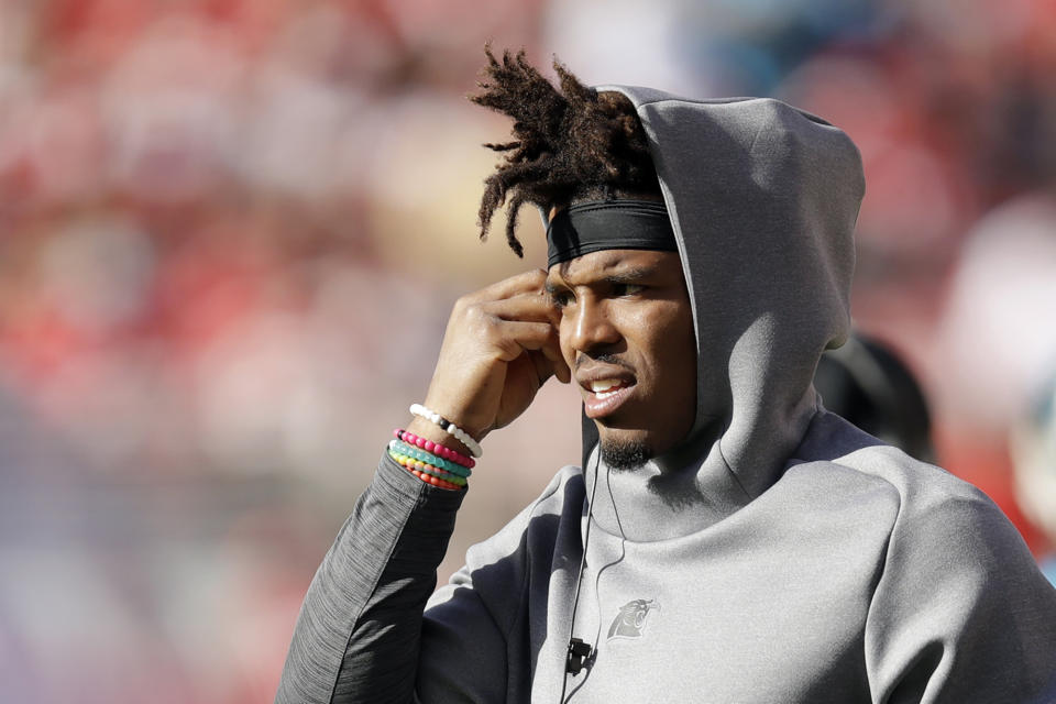 En esta fotografía de archivo del 27 de octubre de 2019, el quarterback de los Panthers de Carolina Cam Newton en la banca durante la segunda mitad del partido de la NFL contra los 49ers de San Francisco, en Santa Clara, California. El 7 de abril del 2020 dijo en una conversación el lunes con Chris Paul que se siente como pez fuera del agua en la agencia libre.(AP Foto/Ben Margot, Archivo)