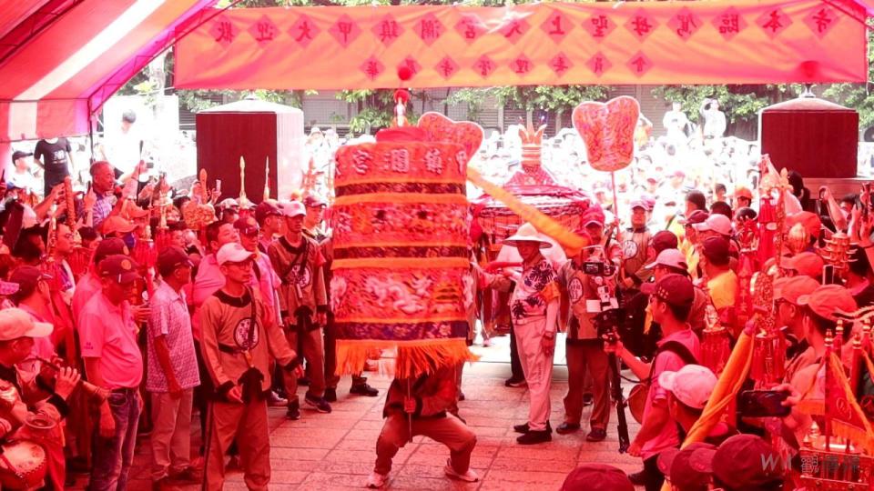 ▲北斗華嚴寺是大甲媽祖9天8夜繞境活動中，唯一會停駕的佛教寺，鑾轎駐駕萬頭攢動，信徒爭相趨前摸鑾駕祈求媽祖的賜福。（記者陳雅芳攝）