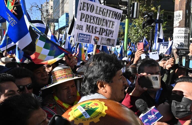 Evo Morales llega a la Plaza Abaroa de La Paz (Photo by AIZAR RALDES / AFP)