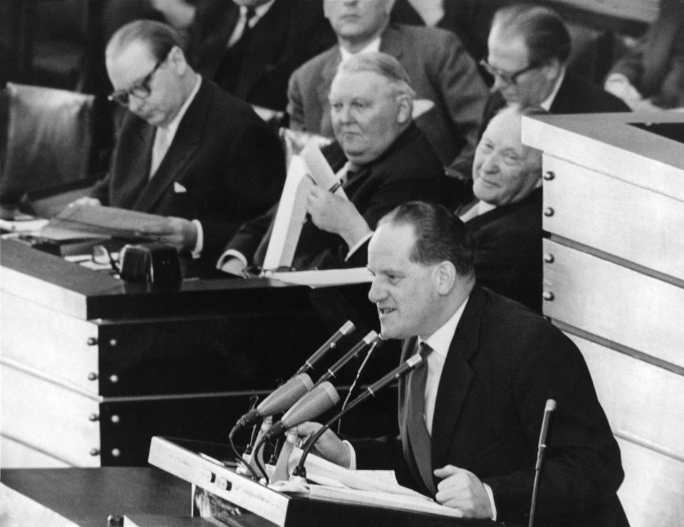 Herbert Wehner spricht im März 1958 im Bundestag (Bild: AP Photo/STF)