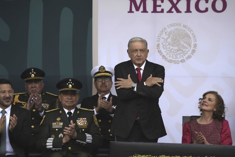 El presidente mexicano Andrés Manuel López Obrador, durante una fiesta patria acompañado de mandos del Ejército (Archivo) 
