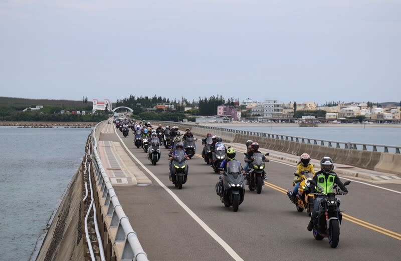 澎湖跨海環島騎行賞海天美景 國內知名重機業者推出「友澎齊聚 跨海騎行」活動， 車友騎著大型重機到澎湖環島騎行，沿途欣賞湛藍的 海天美景。 （WAX尚威提供） 中央社  113年5月25日 