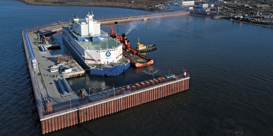 <span>Las plantas de energía nuclear pequeñas y flexibles, como la planta flotante Akademik Lomonosov, en Rusia, podrían superar algunos inconvenientes de las plantas grandes. (Alexander Ryumin/TASS/Getty)</span>