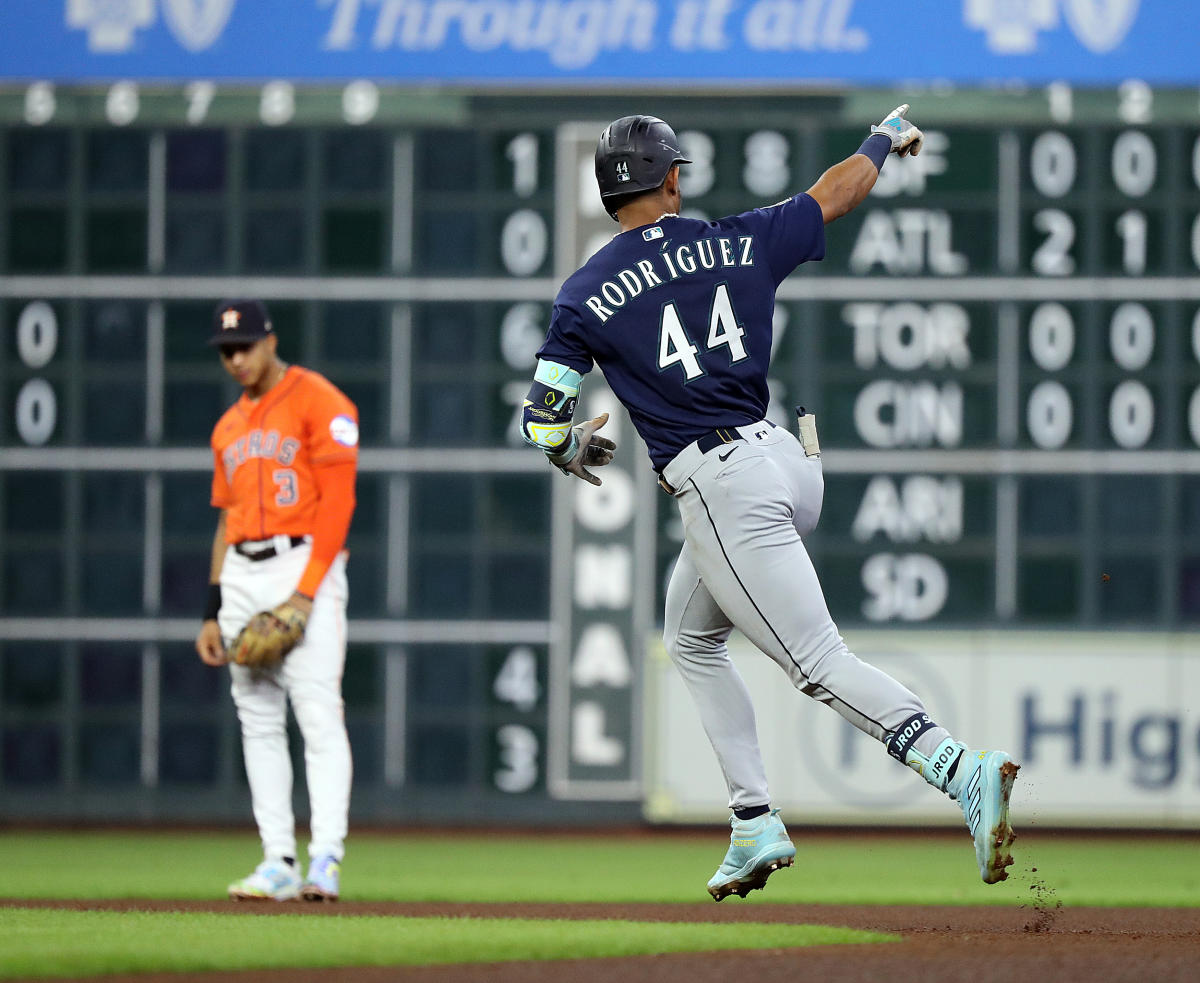 Surging Mariners sweep Astros, and J-Rod makes MLB history