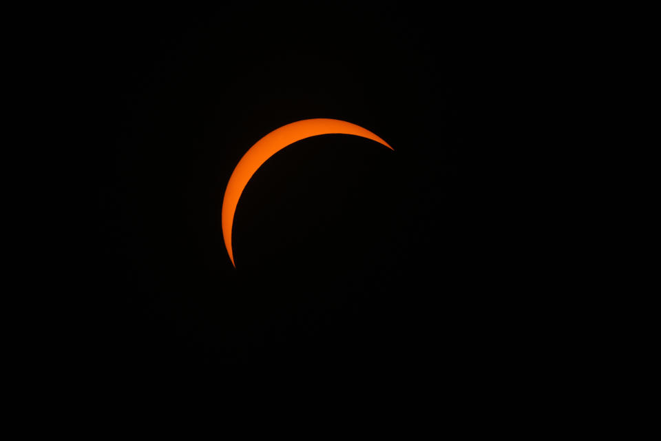 USA, Arlington: Der Mond verdeckt die Sonne während der Anfangsphase der totalen Sonnenfinsternis - nur noch eine Sichel ist von ihr zu sehen. (Foto: Julio Cortez/AP/dpa)