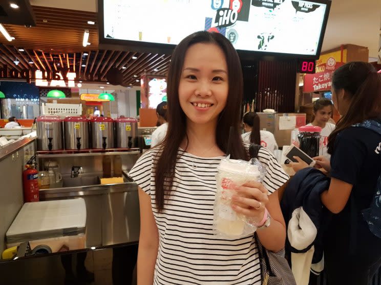 Gong Cha customer Eunice Kwoh tries bubble tea from LiHo. (Photo: Audrey Kang/Yahoo Lifestyle Singapore)