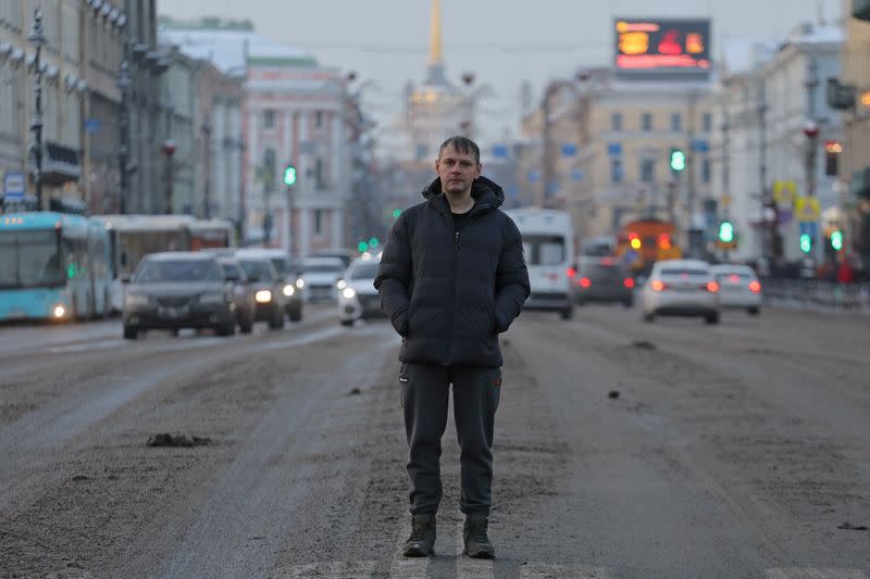 El activista LGTB Alexei Sergeyev posa para una foto en San Petersburgo
