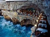 <p>Dînez dans le style de Batman grâce à cet étonnant restaurant-grotte. Sculpté dans les roches calcaires surplombant la mer Adriatique, il se trouve à 22 mètres au-dessus du niveau de la mer. <em>[Photo : Grotta Palazzese Hotel]</em> </p>