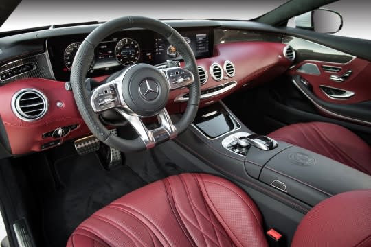 The new S-Class Coupe以精選頂級材質打造奢華座艙氛圍，集合尖端科技於大成的操控介面。