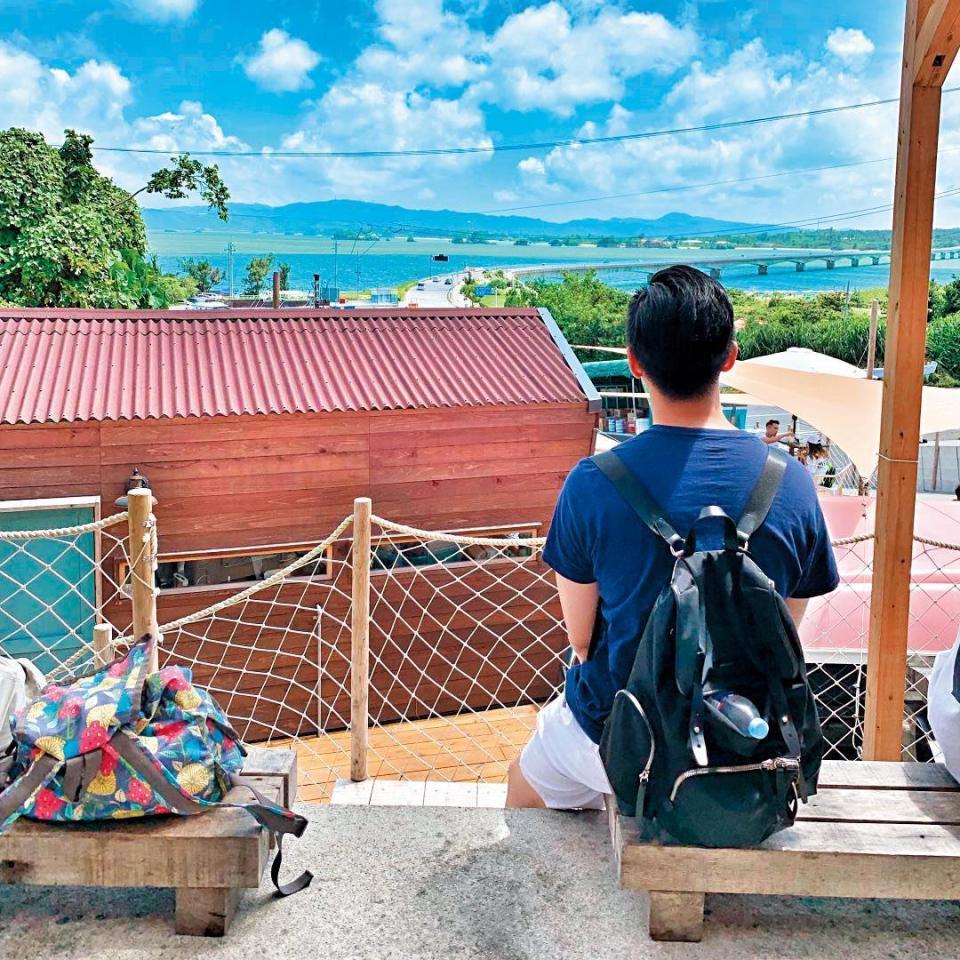 王思平與李世偉日前一起沖繩旅遊，在同個位置留下背影照，戀情也因而露餡。