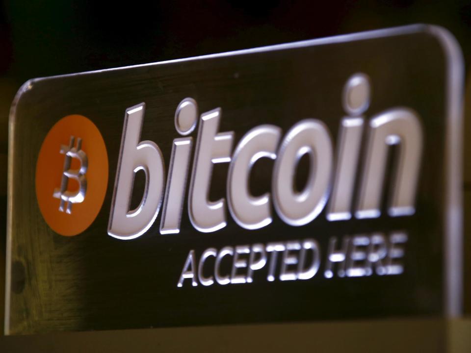 A Bitcoin sign can be seen on display at a bar in central Sydney, Australia, September 29, 2015: REUTERS/David Gray