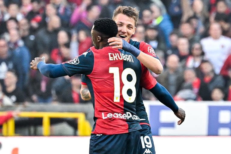 El abrazo de Mateo Retegui, tras asistir a Caleb Ekuban en el segundo gol de Genoa ante Lecce