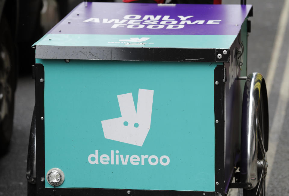 ARCHIVO - En esta fotografía del martes 11 de julio de 2017, se muestra el logotipo de Deliveroo en Londres. (AP Foto/Frank Augstein, Archivo)