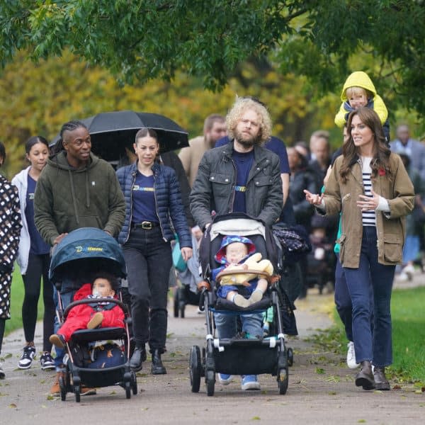 Kate Middleton con jersey a rayas y vaqueros, en Londres