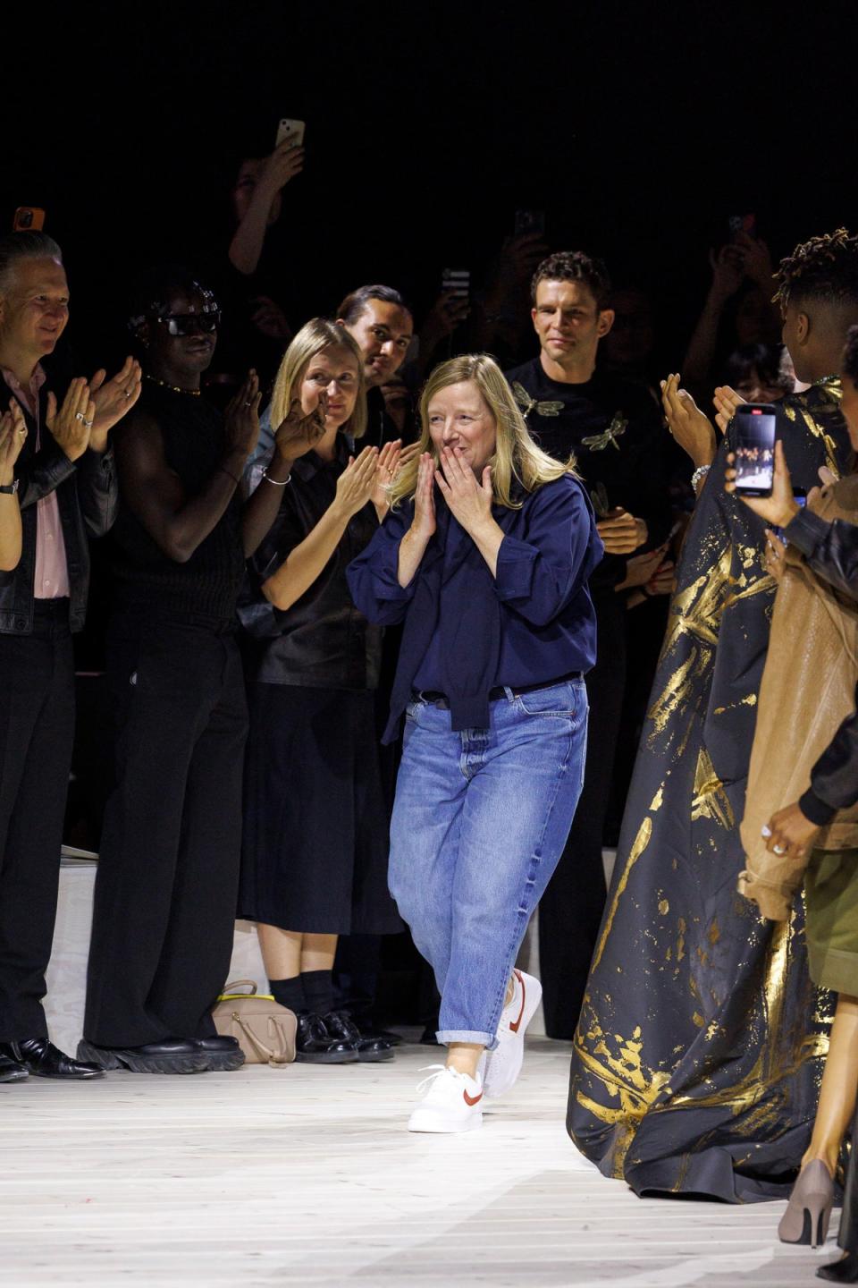 Sarah  Burton receives a standing ovation for her final McQueen show (Imaxtree)