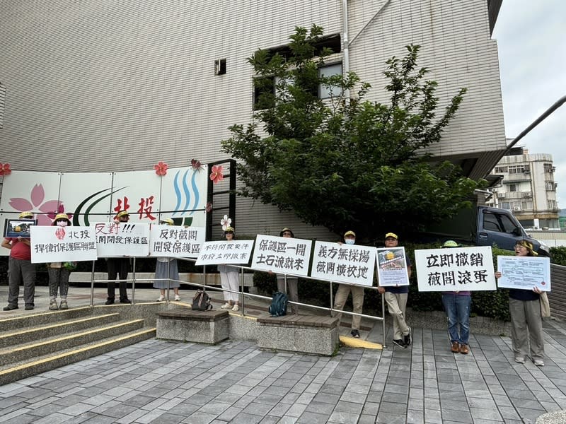 反對薇閣小學開發保護區  居民籲市府退回申請 台北市政府19日舉辦北投區里長座談會，北投泉源保 護區自救會在場外舉牌抗議，籲市府退回私立薇閣小 學為擴校開發保護區的申請。 中央社記者陳昱婷攝  113年6月19日 