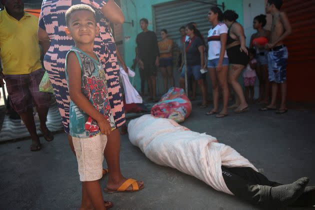 <p>Au moins 18 personnes, dont une habitante, sont mortes jeudi lors d'une gigantesque opération policière contre le crime organisé dans une favela de Rio de Janeiro.</p>