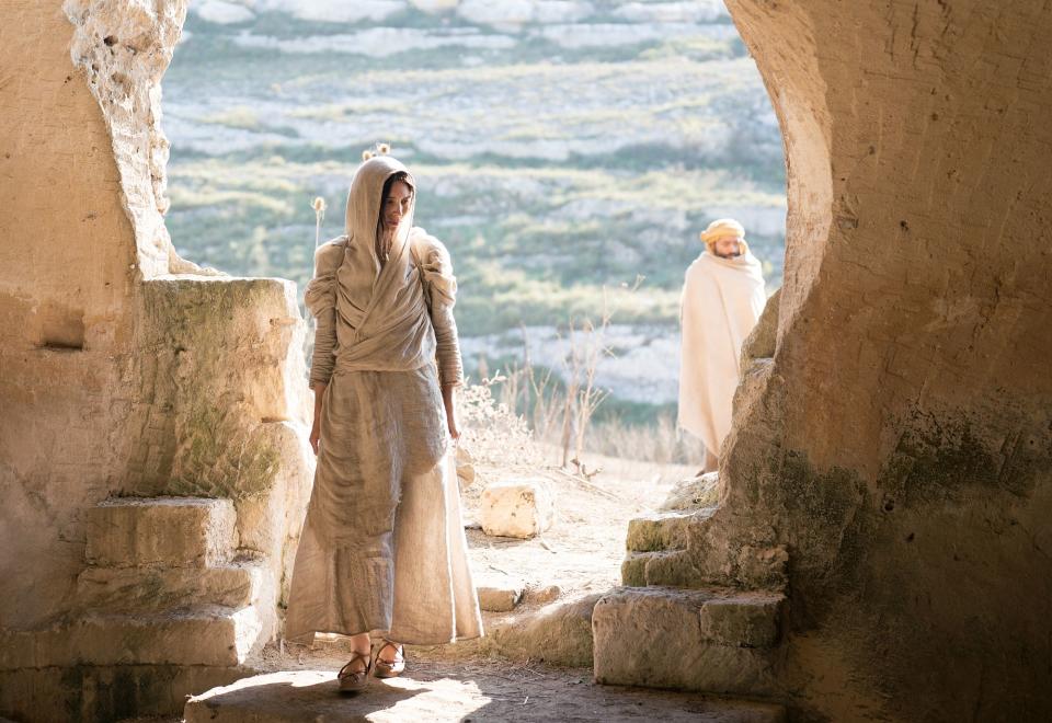 <p>Das bewegende Drama “Lion: Der lange Weg nach Hause” beschert Garth Davis den großen Durchbruch. Mit “Maria Magdalena” widmet sich der australische Filmemacher einem Kapitel aus der “größten Geschichte aller Zeiten”. In seinem Bibel-Drama stellt er allerdings nicht Jesus Christus ins Zentrum der Erzählung, sondern die junge Frau, die sich dem Welterlöser anschließt und Zeugin seiner Kreuzigung und Auferstehung wird. Rooney Mara verleiht Maria Magdalena Gestalt. Joaquin Phoenix spielt den Heiland. (Bild: Universal Pictures International) </p>