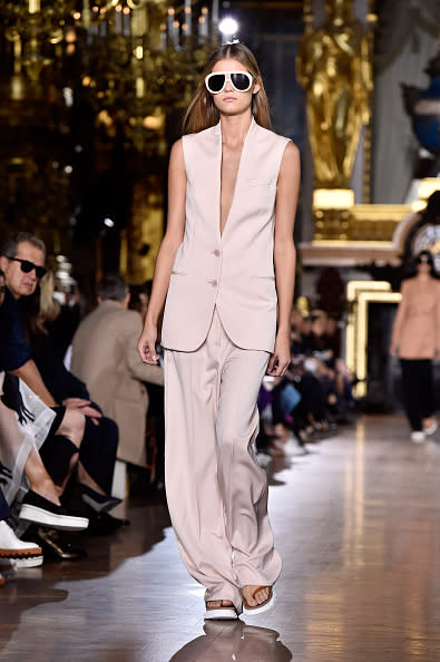 Rosa cuarzo. Súper femenino y romántico, este tono pastel le va muy bien tanto a las pieles blancas, como a las morenas. Si te sientes audaz, anímate a un total-look, como este traje masculino de dos piezas de la diseñadora Stella McCartney. O bien, incorpóralo en sutiles accesorios. - Foto: Pascal Le Segretain/Getty Images