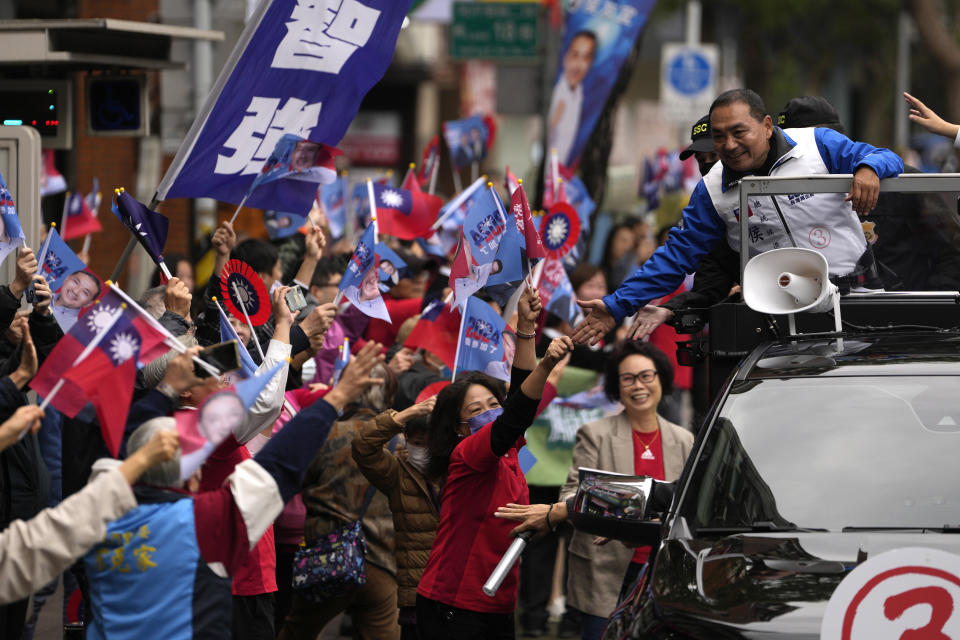 1 月9 日台灣國民黨總統候選人侯友宜，在台北的一個社區拉票時，支持者揮手致意。(AP Photo/Ng Han Guan)