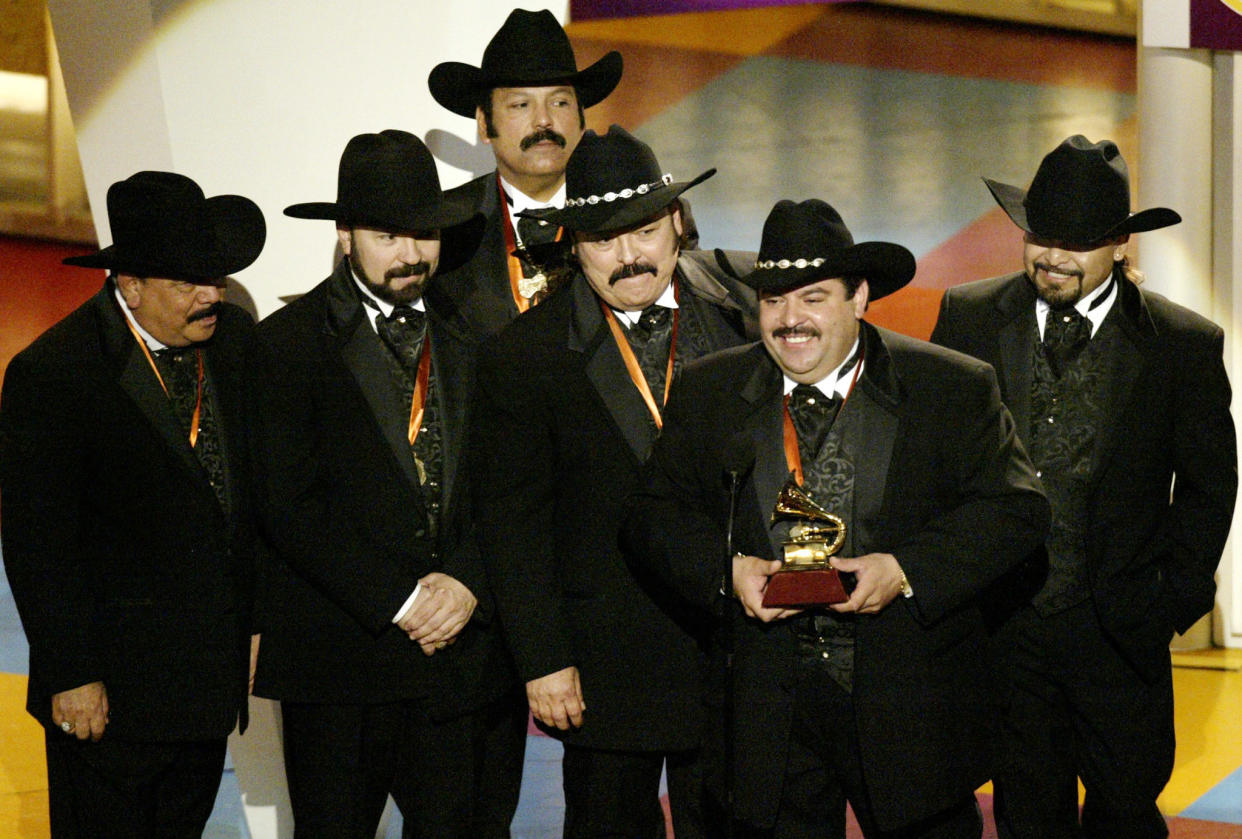 Ramón Ayala y los Bravos del Norte, ganadores del Grammy en 2002. (REUTERS/Mike Blake) 