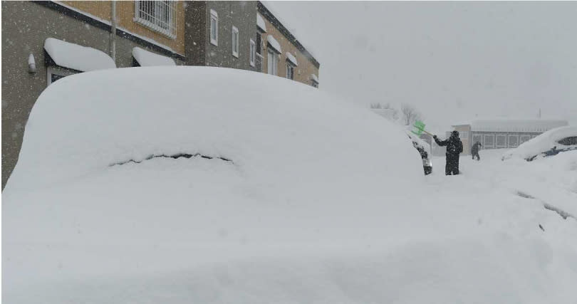 路邊車輛被厚厚白雪覆蓋，完全看不出原來樣貌。（圖／達志／美聯社）