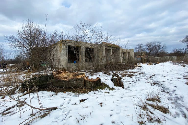 Casa de la cultura del poblado de Romanivka, en cuyo sótano viven desde mayo varios sobrevivientes de la guerra (Elisabetta Piqué)