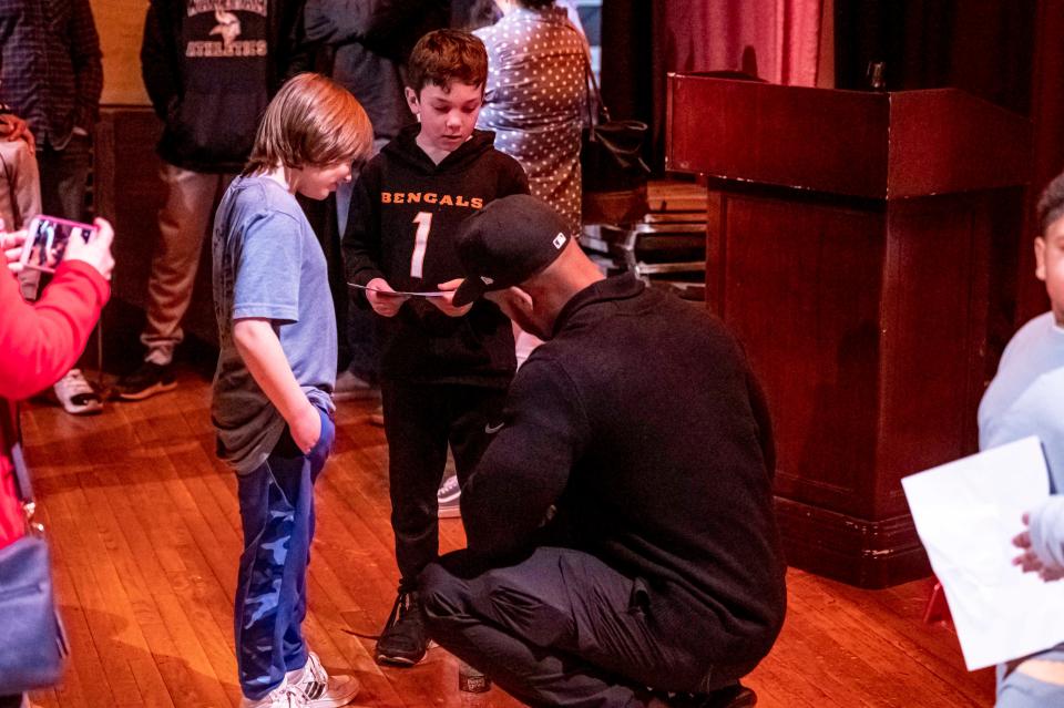 Former San Diego Charger Stephen Cooper signs autographs at "A Night to Remember."