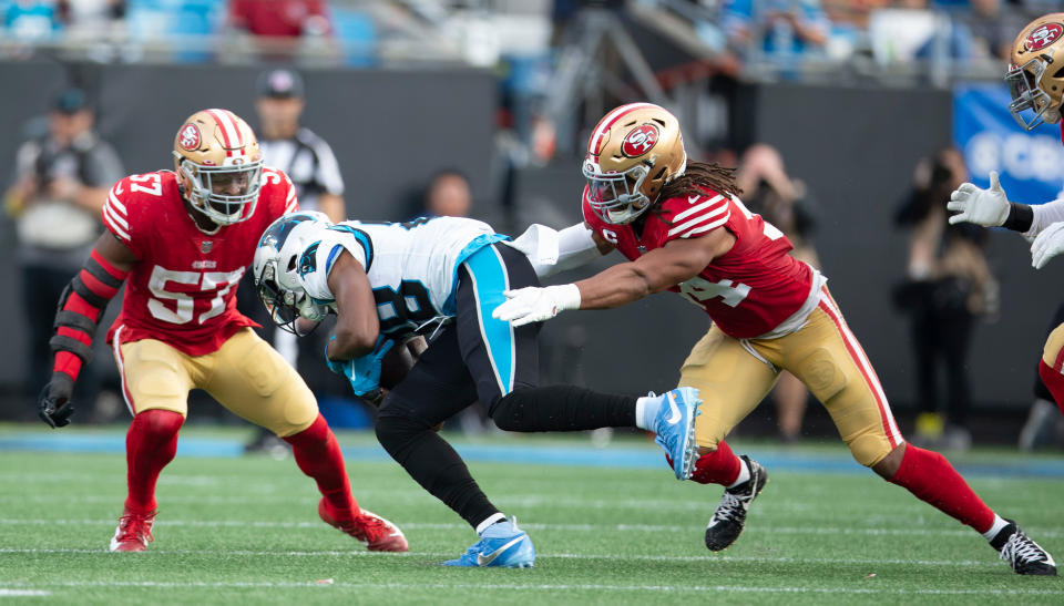 Fred Warner (54) y Dre Greenlaw (57) , de los San Francisco 49ers, han formado una de las mejores duplas de linebackers en la NFL. (Foto de Michael Zagaris/San Francisco 49ers/Getty Images)