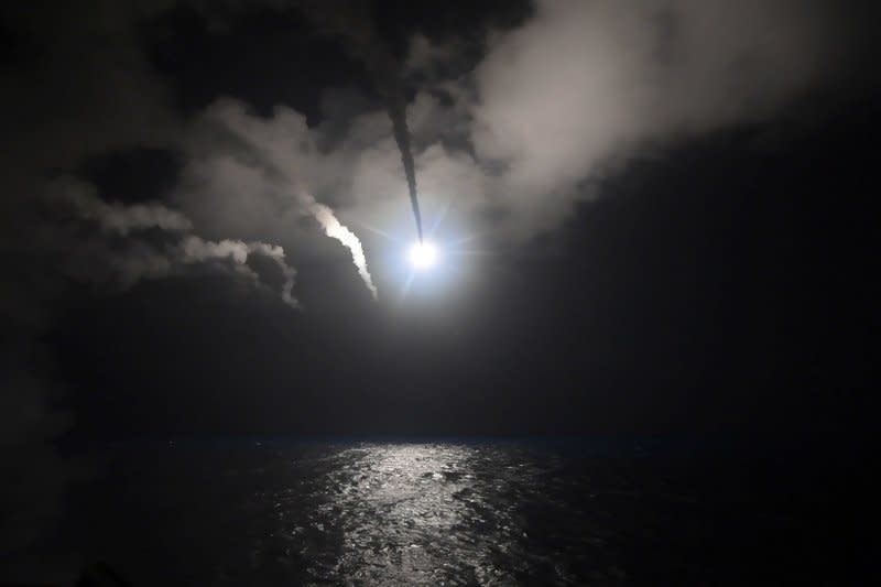 <cite>美軍6日晚間從地中海發射59枚「戰斧」巡弋飛彈，突襲敘利亞中部一座空軍基地。（美聯社）</cite>