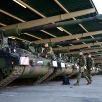 Sechs Panzerhaubitzen 2000 (PzH 2000) der Bundeswehr werden auf ihren Transport vorbereitet.