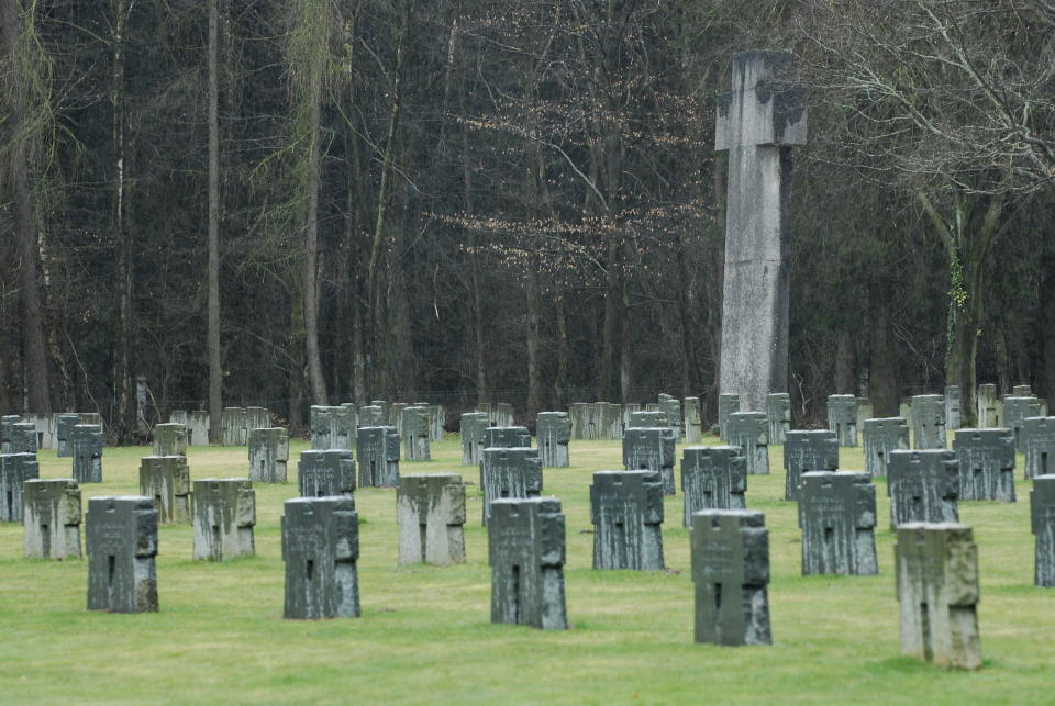 Grabsteine für tote Soldaten des Zweiten Weltkrieges stehen in der Nähe von Vossenack in der Eifel auf einem Soldatenfriedhof. (Bild: ddp)