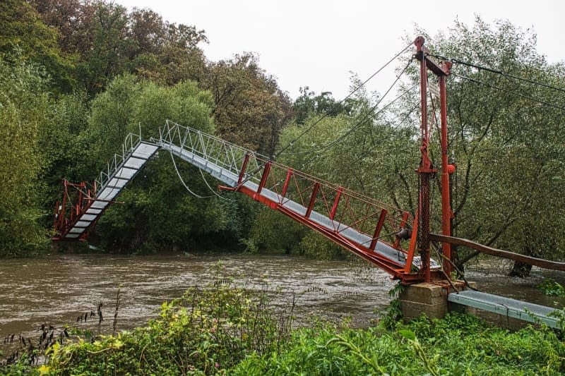 The river Jihlava is flooding. Heavy continuous rain has led to flood alerts on many rivers and streams in the Czech Republic. The highest warning level 3 (danger) was in force at more than 25 gauging stations on Saturday morning. Water levels are expected to rise further over the weekend. Uhlíø Patrik/CTK/dpa