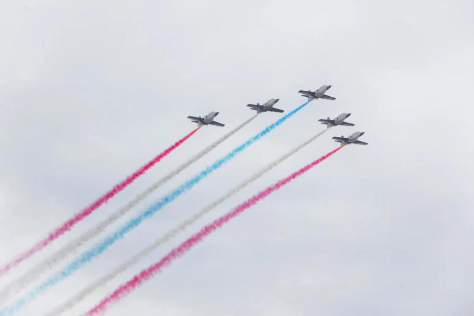 空軍雷虎特技小組AT-3教練機採大雁隊形。（圖／記者李俊毅攝）