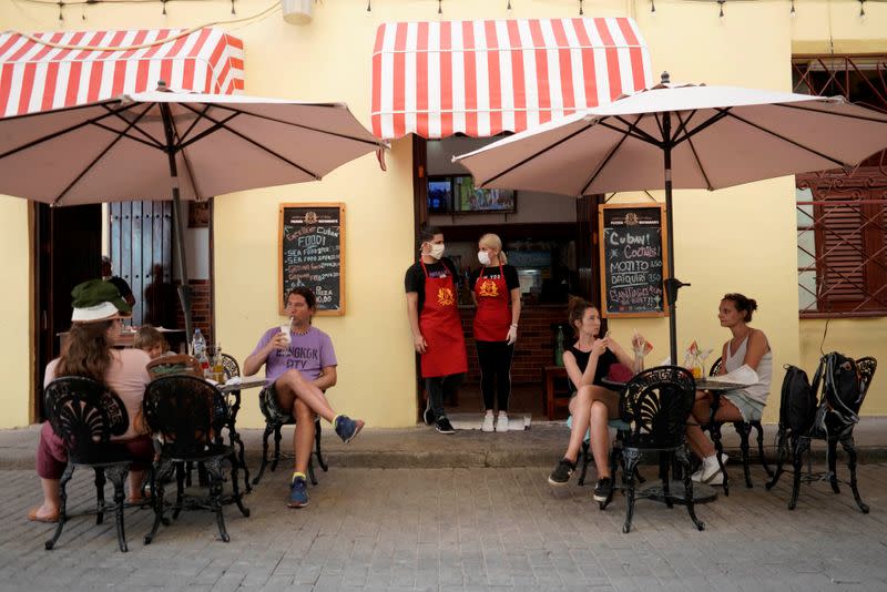 FOTO DE ARCHIVO. Los turistas se sientan afuera de un restaurante en medio de preocupaciones sobre la propagación del brote de la enfermedad del coronavirus (COVID-19), en La Habana, Cuba